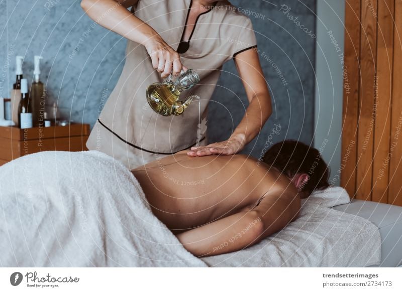 Rückenmassage mit Öl und heißen Steinen Lifestyle schön Körper Haut Behandlung Wellness Erholung Spa Massage Frau Erwachsene Mann Hand Therapie Pflege Salon