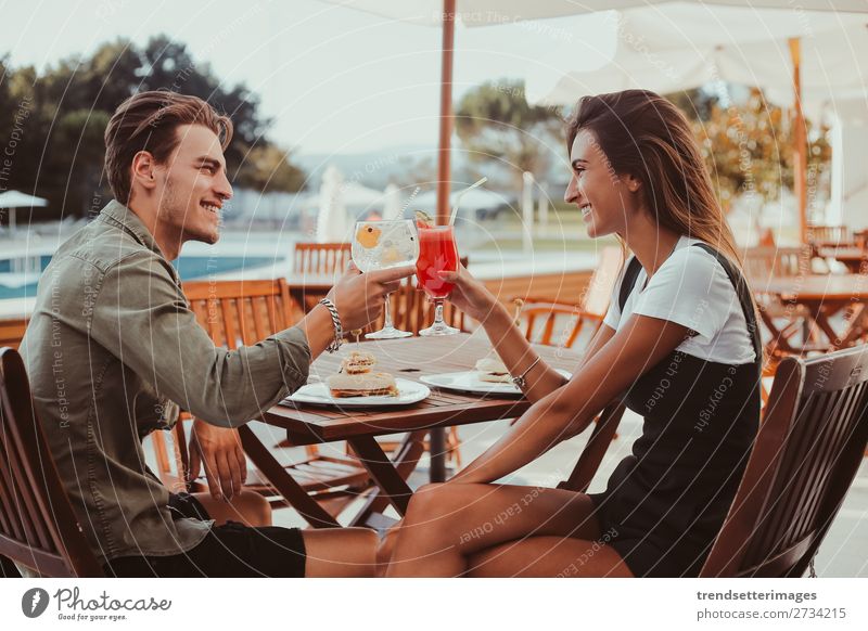 Ein paar Trinkcocktails trinken Saft Alkohol Lifestyle Freude Glück schön Schwimmbad Ferien & Urlaub & Reisen Sommer Sonne Restaurant Frau Erwachsene Mann