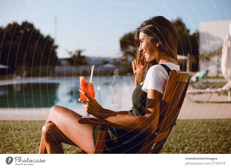 Schöne Frau, die einen Cocktail am Pool trinkt. trinken Saft Alkohol Lifestyle Glück schön Schwimmbad Ferien & Urlaub & Reisen Ausflug Sommer Erwachsene Erotik