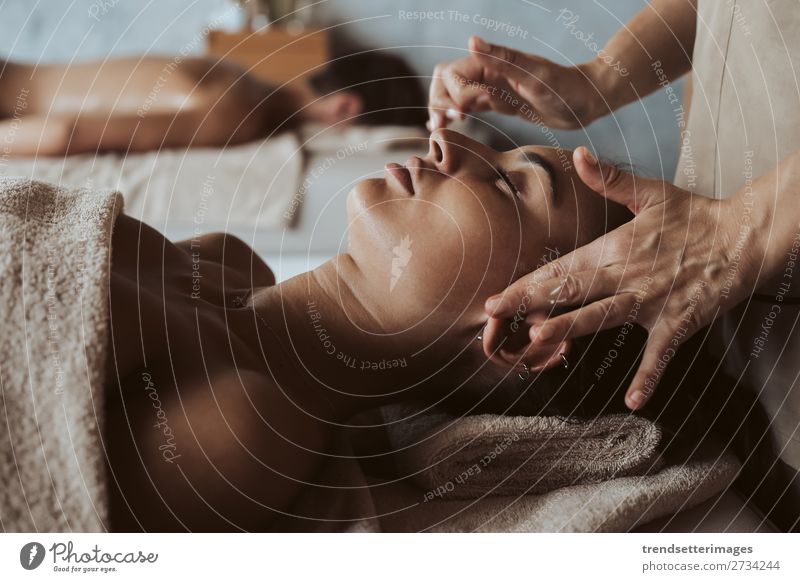 Frau genießt Massage im Spa Lifestyle Reichtum schön Körper Haut Behandlung Wellness Erholung Freizeit & Hobby Erwachsene Mann Paar Hand Stein heiß Stress jung