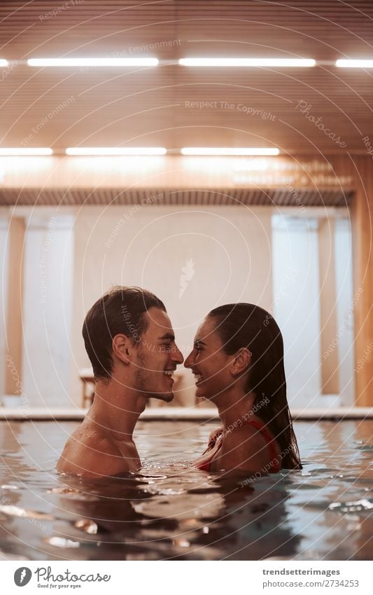 Verliebtes Paar im Luxury Hotel Lifestyle Reichtum Freude Glück schön Wellness Erholung Spa Schwimmbad Freizeit & Hobby Frau Erwachsene Mann Wasserfall Lächeln