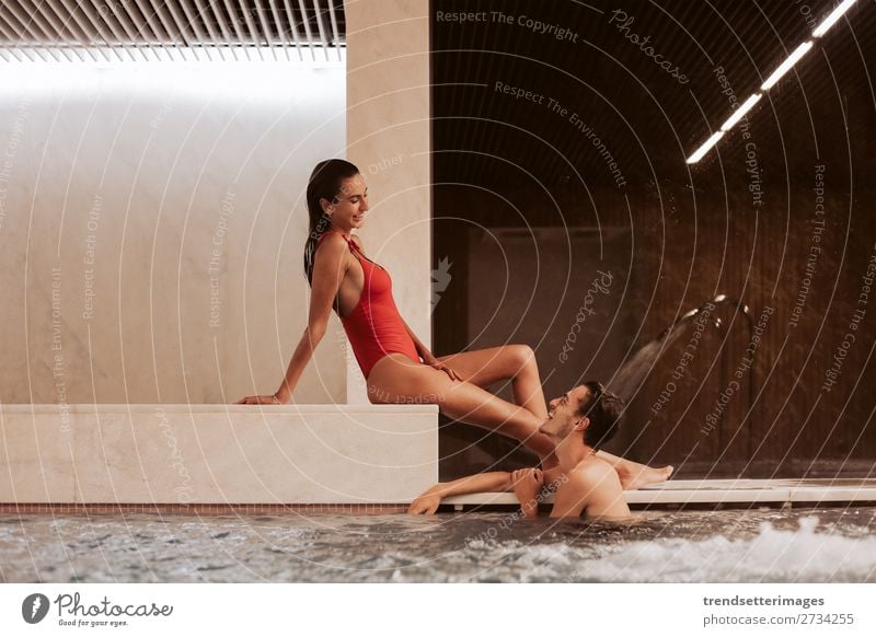 Verliebtes Paar im Luxury Hotel Lifestyle Reichtum Freude Glück schön Wellness Erholung Spa Schwimmbad Freizeit & Hobby Frau Erwachsene Mann Wasserfall Lächeln