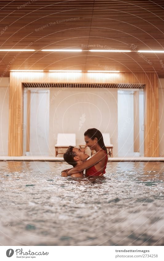 Verliebtes Paar im Luxury Hotel Lifestyle Reichtum Freude Glück schön Wellness Erholung Spa Schwimmbad Freizeit & Hobby Frau Erwachsene Mann Wasserfall Lächeln