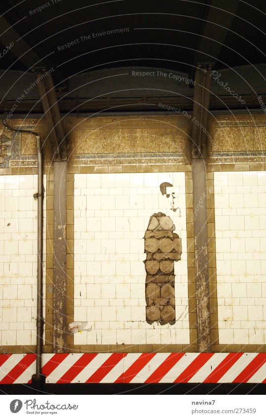 U-Bahn Menschenleer Tunnel Mauer Wand Bahnsteig rot weiß Farbfoto Innenaufnahme Textfreiraum oben Kunstlicht