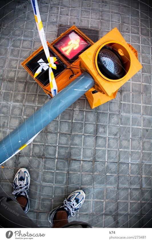 Am Boden zerstört Mensch maskulin Beine Fuß 1 Verkehr Fußgänger Wege & Pfade Ampel kaputt Stadt gelb grau rot Zerstörung Farbfoto mehrfarbig Außenaufnahme Tag