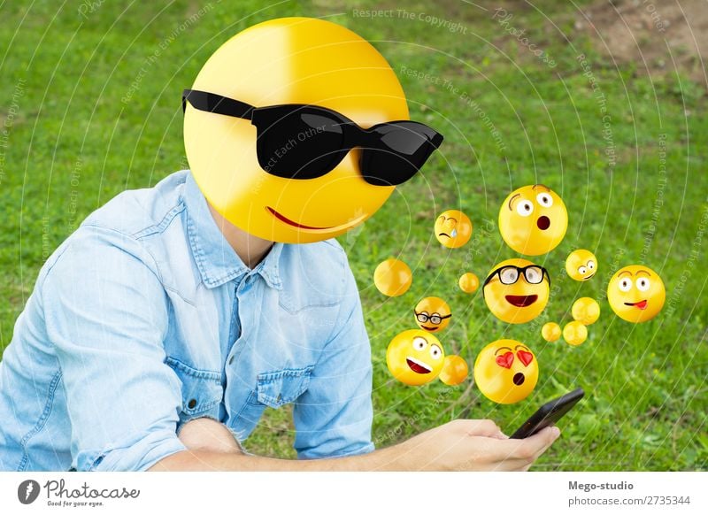 Emoji Kopf Mann Lifestyle Stil Glück Business sprechen Telefon PDA Technik & Technologie Internet Mensch Junge Erwachsene Lächeln sitzen stehen Telefongespräch