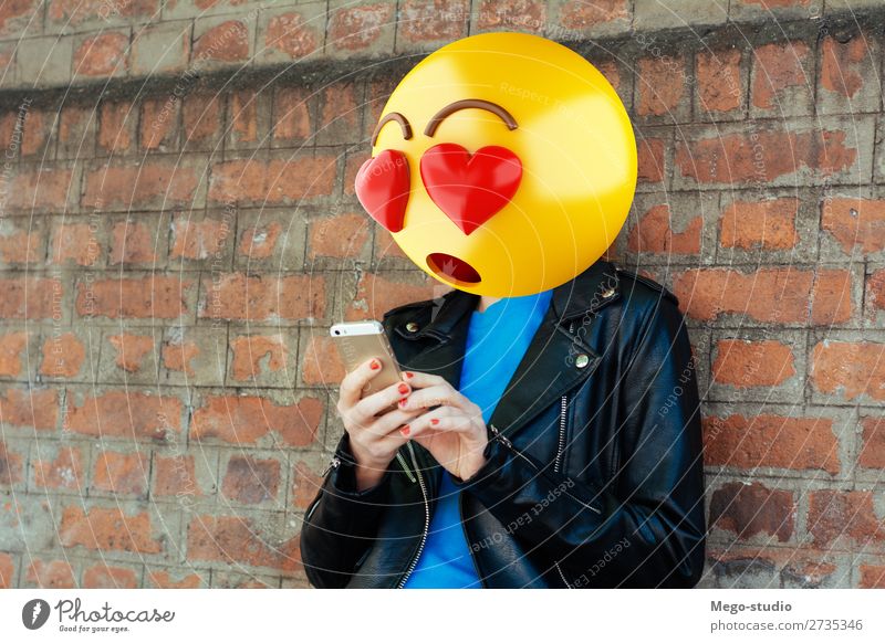 Emoji Kopf Mädchen Lifestyle Stil Glück Business sprechen Telefon PDA Technik & Technologie Internet Mensch Frau Erwachsene Mann Lächeln sitzen stehen