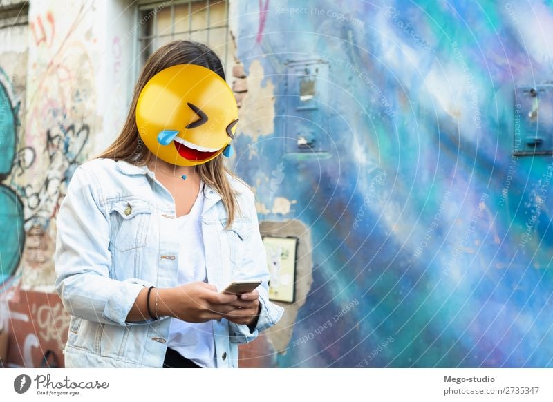 Emoji Kopf Frau Lifestyle Stil Glück Business sprechen Telefon PDA Technik & Technologie Internet Mensch Erwachsene Lächeln sitzen stehen Telefongespräch modern