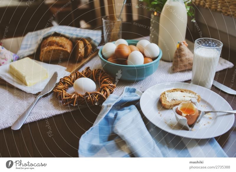 Land-Frühstück auf rustikaler Hausküche Brot Teller Dekoration & Verzierung Tisch Küche Ostern Landschaft Holz frisch natürlich braun grün Tradition