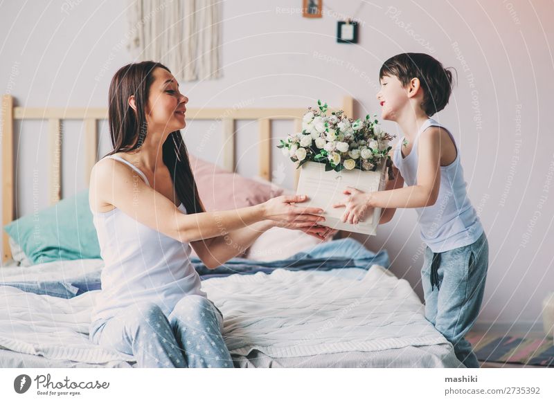 glückliches Kind Junge schenkt Blumen an Mama Lifestyle Freude Glück Leben Spielen Schlafzimmer Muttertag Kleinkind Eltern Erwachsene Familie & Verwandtschaft