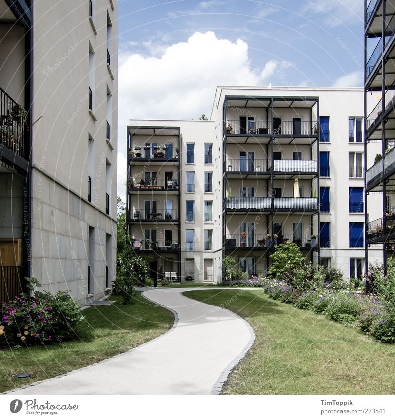 Die Wege der Junx sind unergründlich... Haus Häusliches Leben Häuserzeile Hausmauer Fenster Wohnung Mehrfamilienhaus Wege & Pfade Rasen Balkon Neubau