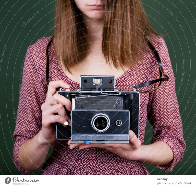 Oldtimer-Kamera Stil schön Fotokamera Mensch Frau Erwachsene Hand Mode alt retro grün weiß Farbe altehrwürdig Fotografie Halt Linse Mädchen Fotografieren 1960s