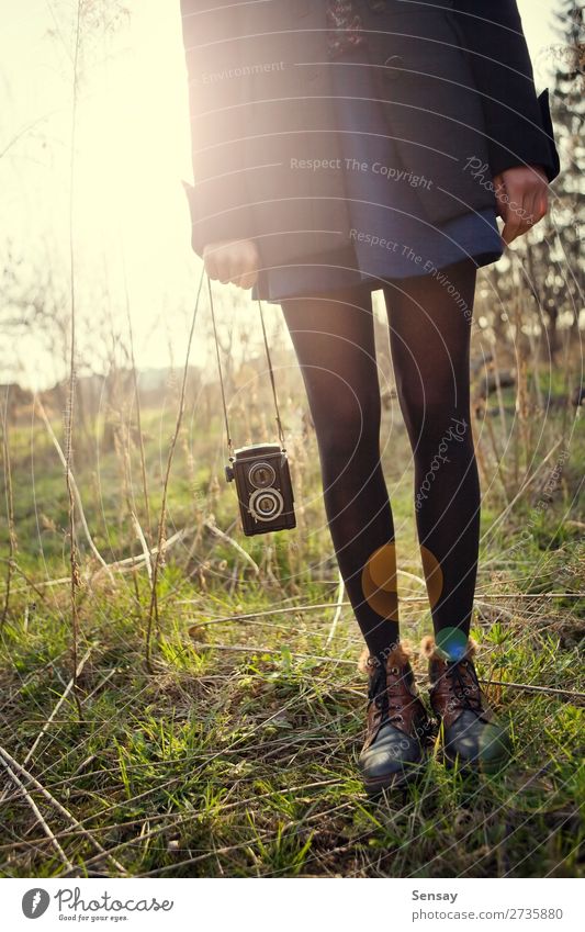 Fotograf im Freien schön Sommer Sonne Fotokamera Mensch Frau Erwachsene Hand Himmel hell niedlich retro Instagramm Mädchen altehrwürdig hübsch jung Kaukasier