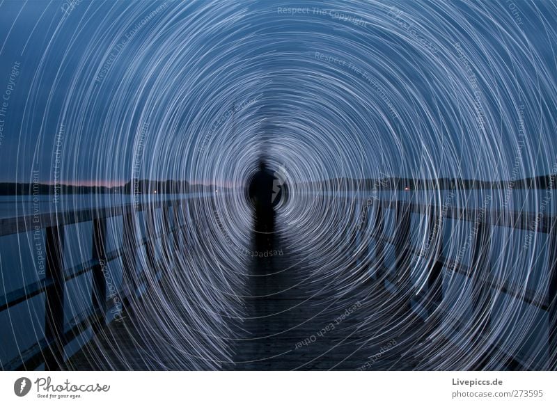 Steg an der Müritz Mensch maskulin Junger Mann Jugendliche Erwachsene Körper 1 Kunst Künstler Maler Wasser Seeufer Strand Hafen drehen gehen leuchten blau weiß