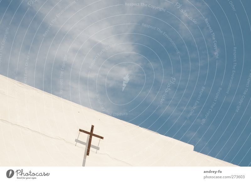 ..über Gott und Himmel Religion & Glaube Kirche Mauer Wand Fassade Beton Kreuz Unendlichkeit hell Sauberkeit blau weiß Gefühle Optimismus Vertrauen Schutz