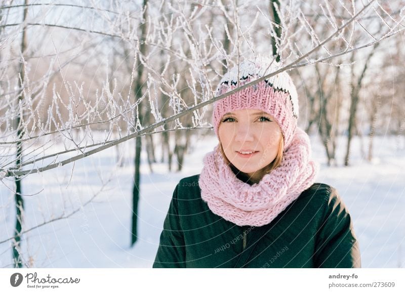 -25 C Mensch feminin Junge Frau Jugendliche Erwachsene 1 18-30 Jahre Winter Schnee Park Schal Mütze rothaarig frieren Fröhlichkeit Glück hell schön kalt positiv