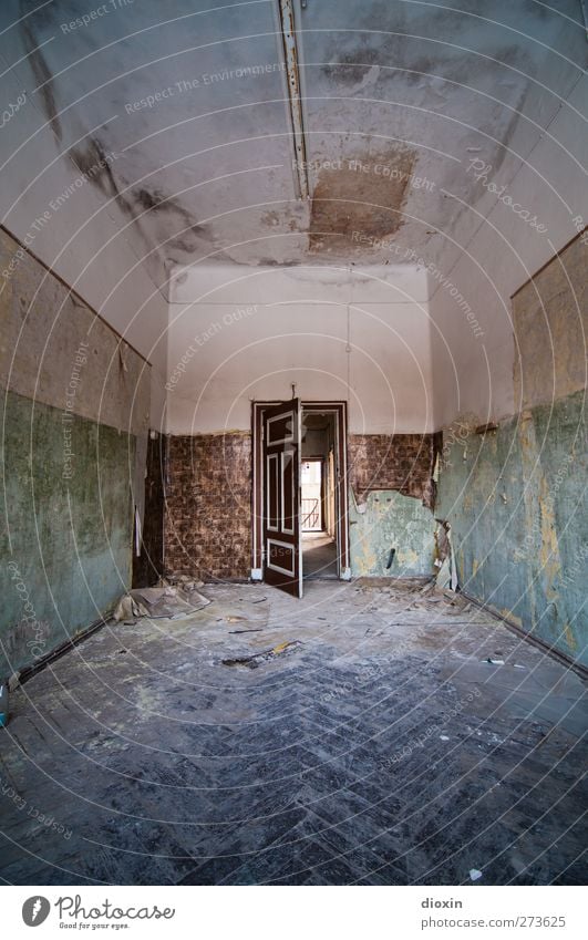 The Door of Perception Menschenleer Haus Bauwerk Gebäude Architektur Heilstätte Krankenhaus Mauer Wand Tür Raum Bodenbelag Fischgrätenmuster Farbe alt Stadt