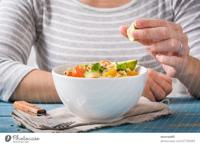 Frau beim Essen von Quinoa und Gemüse in der Schüssel Vegane Ernährung Tomate Schalen & Schüsseln Vegetarische Ernährung Gesundheit Gesunde Ernährung Diät Korn