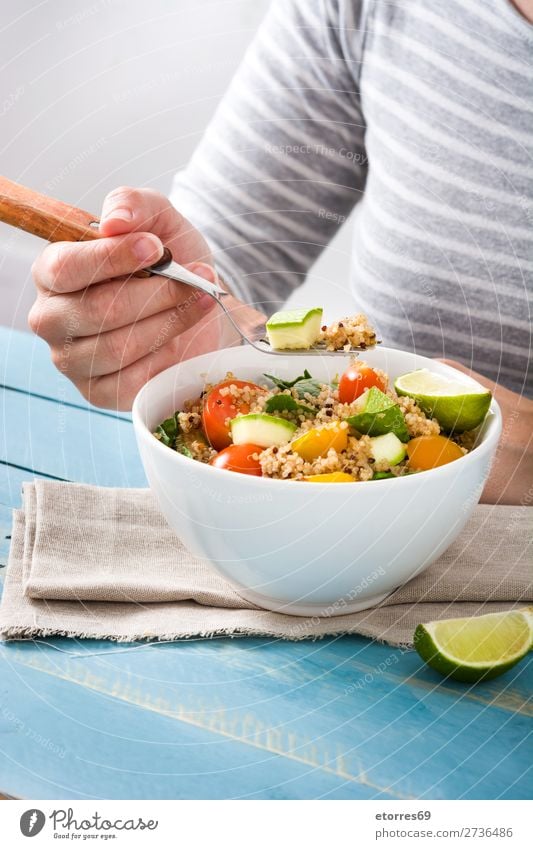 Frau beim Essen von Quinoa und Gemüse in der Schüssel Vegane Ernährung Tomate Schalen & Schüsseln Vegetarische Ernährung Gesundheit Gesunde Ernährung Diät