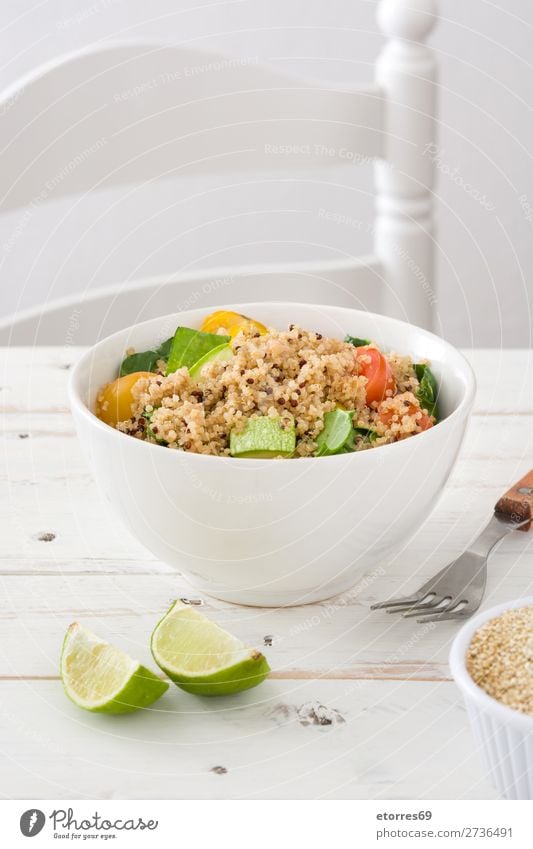 Quinoa-Schale mit Tomaten, Zucchini und Limette Vegane Ernährung Gemüse Spinat Schalen & Schüsseln Gesunde Ernährung Diät Haufen Korn Ackerbau Vorbereitung