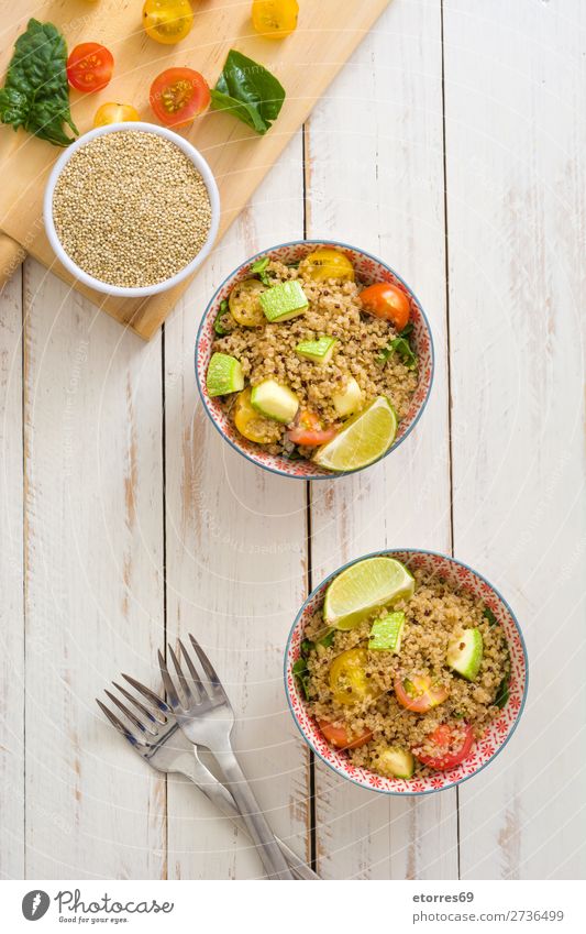 Quinoa-Schale mit Tomaten, Zucchini und Limette Vegane Ernährung Gemüse Spinat Schalen & Schüsseln Gesunde Ernährung Diät Haufen Getreide Landwirtschaft