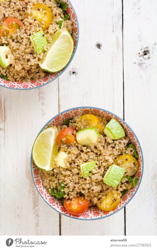 Quinoa-Schale mit Tomaten, Zucchini und Limette Vegane Ernährung Gemüse Spinat Schalen & Schüsseln Gesunde Ernährung Diät Haufen Getreide Korn Ackerbau