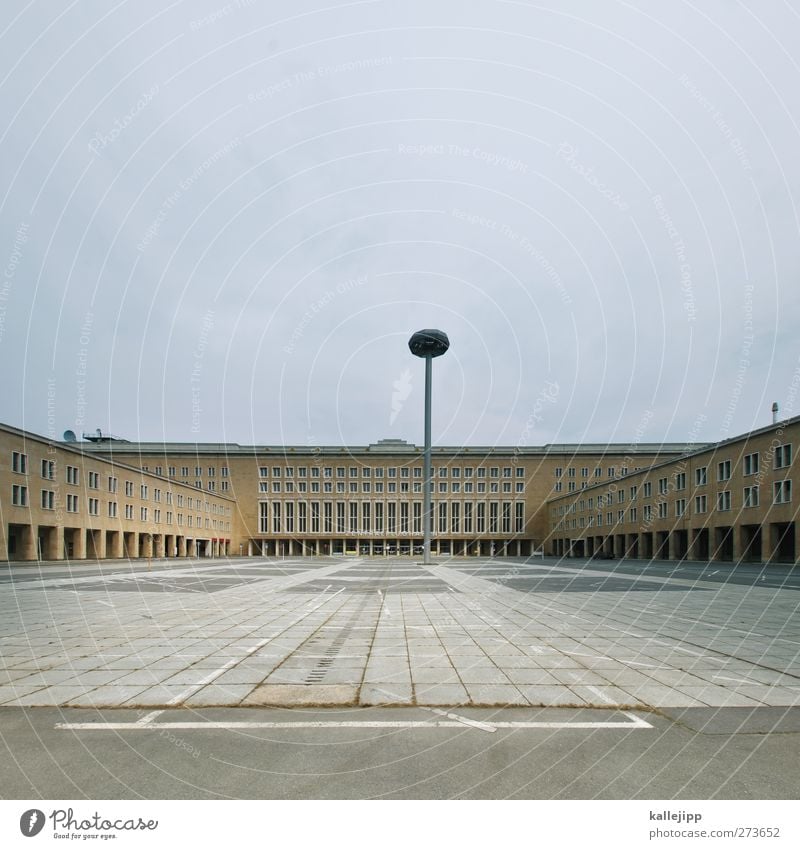 tempel Stadt Hauptstadt Flughafen Bauwerk Gebäude Architektur Fassade Luftverkehr Flugplatz Stil Berlin Sehenswürdigkeit Denkmal Denkmalschutz Laterne Parkplatz