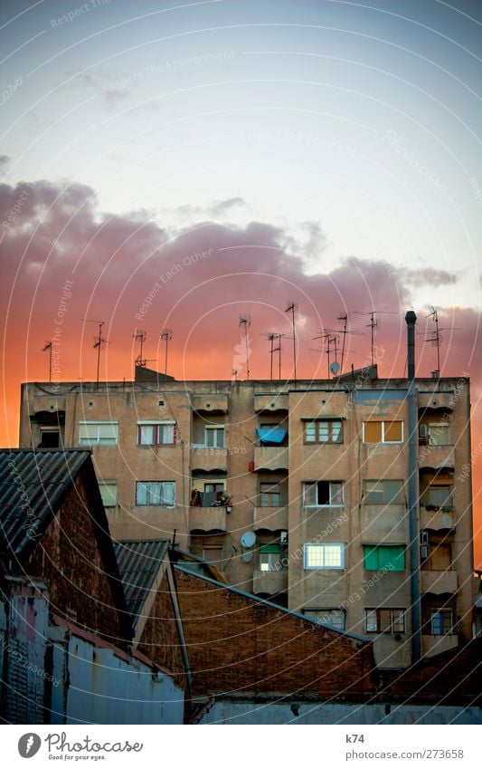 sunset streetview Himmel Wolken Stadt Altstadt Haus Fassade Fenster Dach Antenne alt blau orange Nostalgie Häusliches Leben Farbfoto mehrfarbig Außenaufnahme