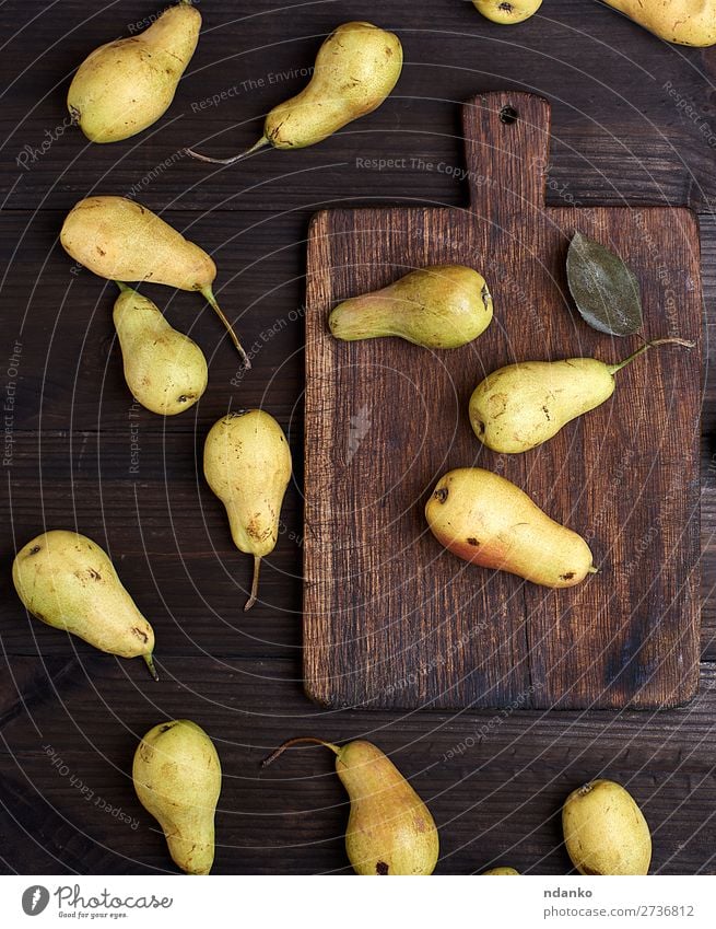 frische reife gelbe Birnen auf einem braunen Holztisch Frucht Ernährung Vegetarische Ernährung Diät Tisch Menschengruppe Natur alt Essen lecker natürlich oben