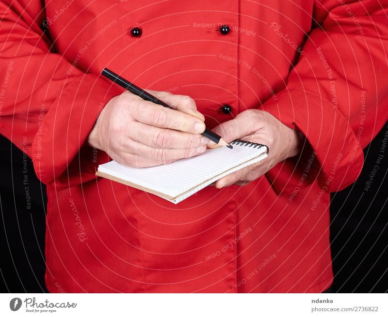 Koch in roter Uniform mit einem leeren Notizbuch. Küche Restaurant Arbeit & Erwerbstätigkeit Beruf Mensch Mann Erwachsene Hand Bekleidung Hemd Anzug Jacke