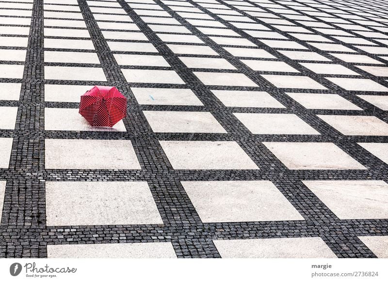 AST10 | Schirm auf dem Theaterplatz Lifestyle Kunst Straße rot ruhig Menschenleer Muster kariert Sonnenschirm Platz Regenschirm Pflastersteine Chemnitz Punkt