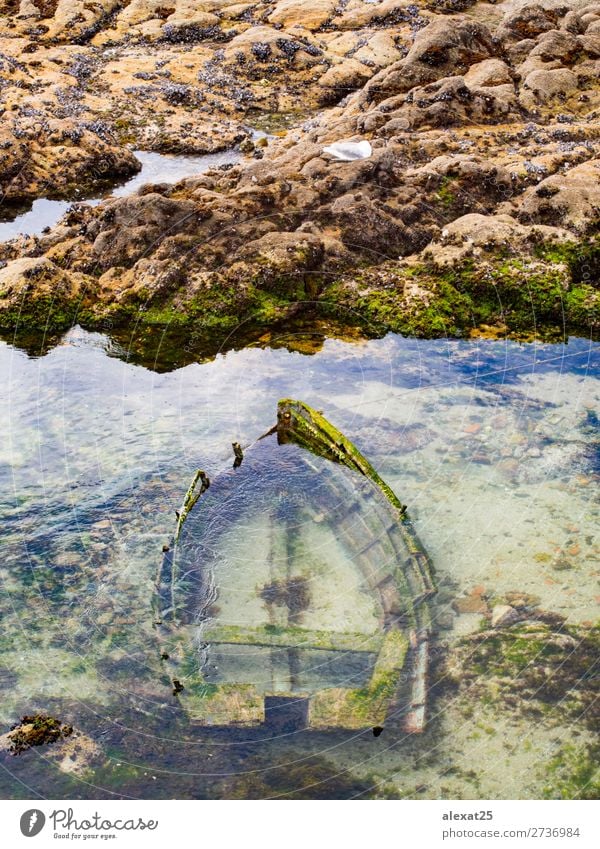 Versunkenes Holzboot im Meer Himmel Küste Wasserfahrzeug alt blau Hintergrund tief Fisch Fischen Schwimmer marin Schiffbruch Waschbecken untergehen versunken