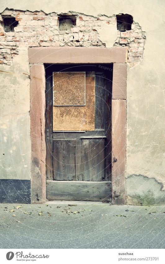 irgendwo in w Dorf Menschenleer Gebäude Mauer Wand Fassade Tür Stein Beton Holz alt kaputt Armut Vergänglichkeit Loch Gemäuer Eingang Farbfoto Gedeckte Farben