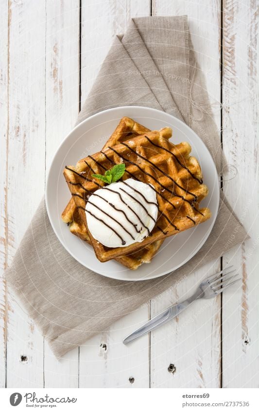 Belgisches Frühstück mit Waffeln mit Eis auf weißem Holztisch. Dessert Speiseeis Belgier Belgien gelb süß Bonbon Lebensmittel Gesunde Ernährung Foodfotografie