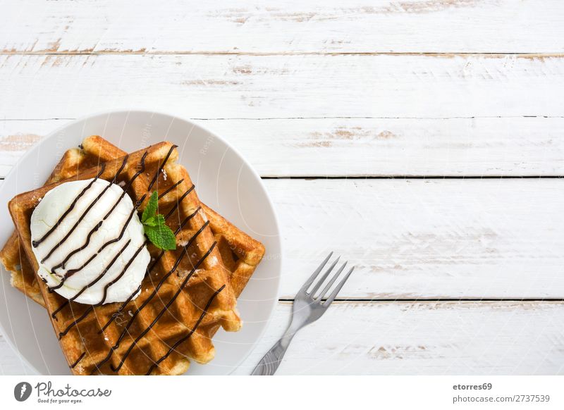 Belgisches Frühstück mit Waffeln und Eiscreme Dessert Speiseeis Belgier Belgien weiß süß Bonbon Lebensmittel Gesunde Ernährung Foodfotografie