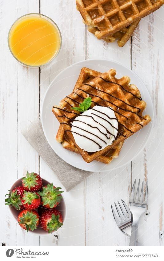 Belgisches Frühstück mit Waffeln und Eiscreme Dessert Speiseeis Belgier Belgien weiß süß Bonbon Lebensmittel Gesunde Ernährung Foodfotografie