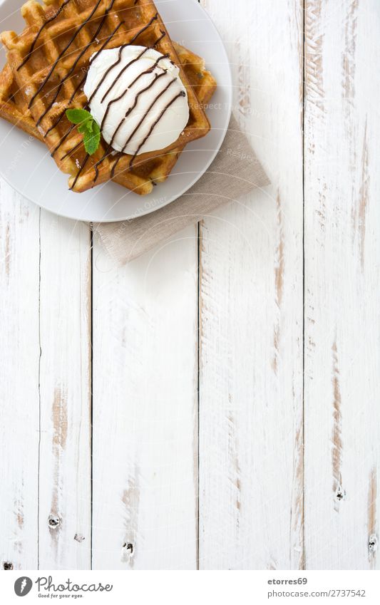 Belgisches Frühstück mit Waffeln und Eiscreme Dessert Speiseeis Belgier Belgien weiß süß Süßwaren Lebensmittel Gesunde Ernährung Foodfotografie