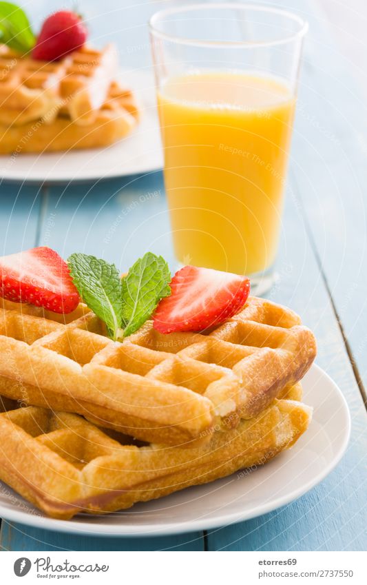 Frühstück belgisch mit Waffeln mit Erdbeeren und Honig Dessert Belgier Belgien weiß süß Bonbon Lebensmittel Gesunde Ernährung Foodfotografie Hintergrund neutral