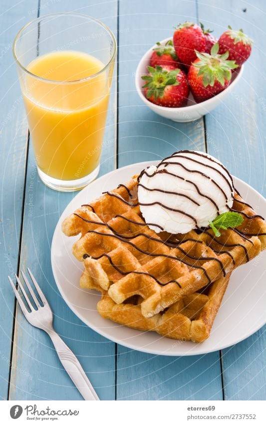 Belgische Waffeln mit Eis auf blauem Holztisch Dessert Speiseeis Belgier Belgien weiß süß Bonbon Lebensmittel Gesunde Ernährung Foodfotografie Hintergrund