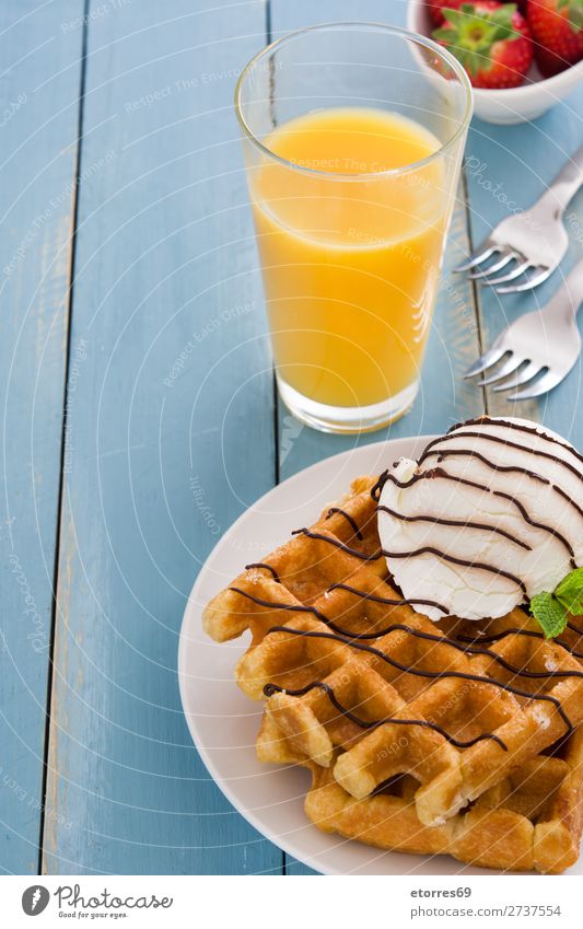 Belgisches Frühstück mit Waffeln und Eiscreme Dessert Speiseeis Belgier Belgien weiß süß Bonbon Lebensmittel Gesunde Ernährung Foodfotografie