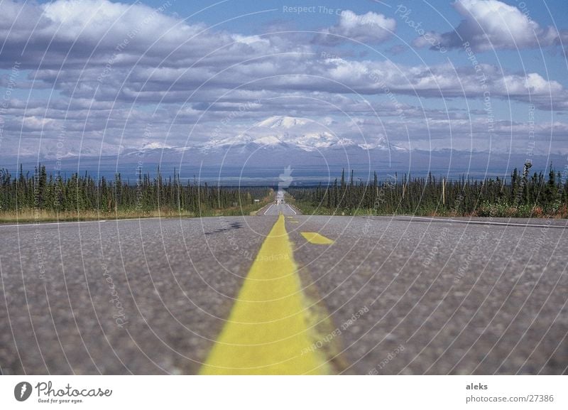 Straße zum Berg Wolken gelb Streifen Asphalt Berge u. Gebirge Himmel blau Wolkenhimmel Zentralperspektive Mittelstreifen Fahrbahnmarkierung Landschaft