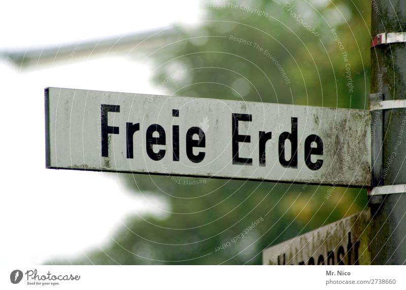 Freie Erde Straße Wege & Pfade Verkehrszeichen Verkehrsschild frei Fernweh entdecken dreckig Umwelt Kontinente Freiheit Schriftzeichen Hinweisschild Ferne