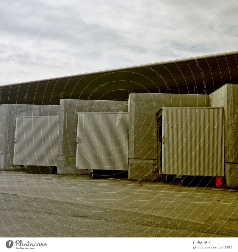 Hirtshals Hafenstadt Haus Industrieanlage Bauwerk Gebäude Architektur Mauer Wand Fassade Dach Ordnung ruhig Linie Farbfoto Gedeckte Farben Außenaufnahme