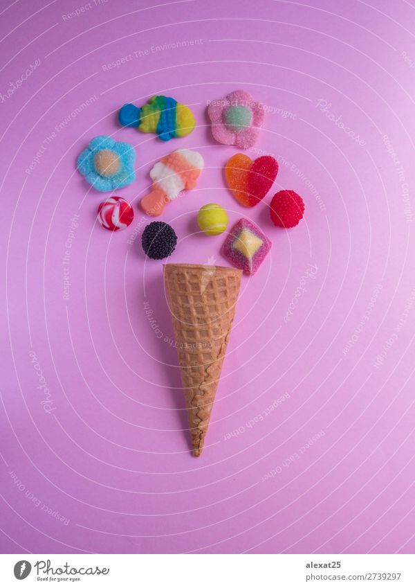 Eiscremekegel mit Geleebonbons auf rosa Hintergrund Dessert Sommer Gastronomie Mode frisch lecker gelb rot weiß Farbe Kalorie Bonbon kalt farbenfroh Zapfen