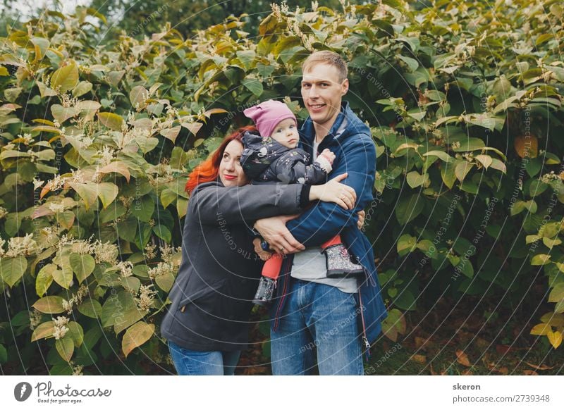 glückliche Familie auf einem Spaziergang mit einem kleinen Kind Lifestyle Freizeit & Hobby Ferien & Urlaub & Reisen Städtereise Mensch maskulin feminin Baby