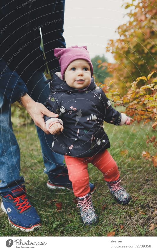 Das Kind lernt im Sommerpark zu laufen. Lifestyle Freizeit & Hobby Abenteuer Städtereise Sommerurlaub Kindererziehung Bildung Kindergarten Schüler Lehrer