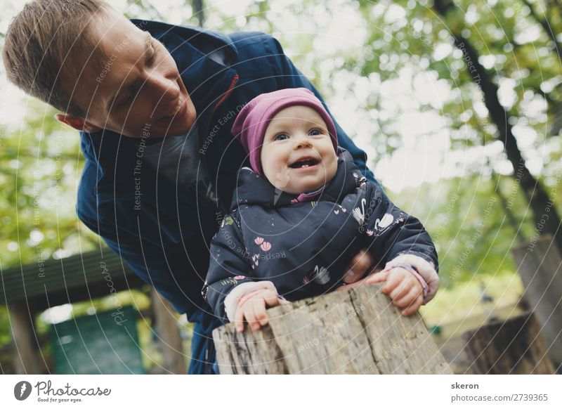 glückliches Kind geht mit seinem Vater spazieren. Lachen und Freude. Lifestyle Wellness Freizeit & Hobby Spielen Ferien & Urlaub & Reisen Feste & Feiern