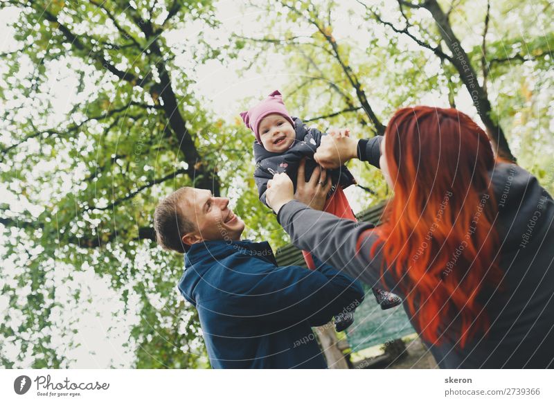 glückliche Familie auf einem Frühlingsspaziergang Lifestyle Freizeit & Hobby Spielen Ferien & Urlaub & Reisen Ausflug Abenteuer Freiheit Sommer Muttertag