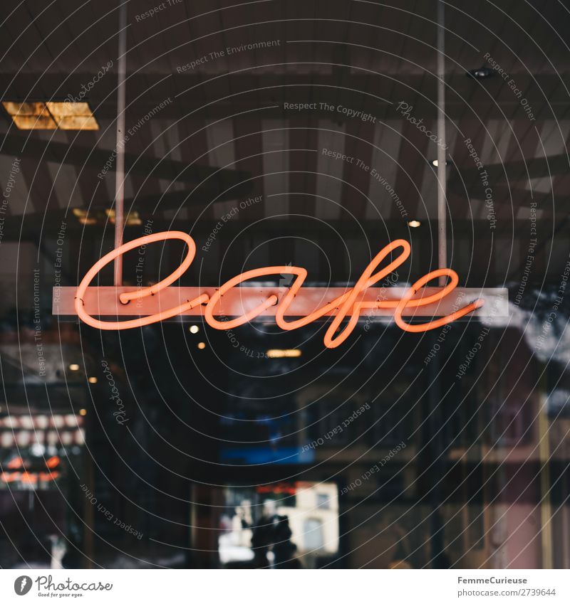 Neon sign with 'Cafe' Zeichen Hinweisschild Warnschild Freizeit & Hobby Neonlicht Logo Schriftzeichen Café leuchten Leuchtreklame Farbfoto Außenaufnahme