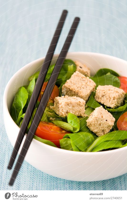 Veganer Tofusalat mit Tomaten und Feldsalat in der Schüssel Salatbeilage Gesundheit Gesunde Ernährung Diät Vegane Ernährung Vegetarische Ernährung Blatt